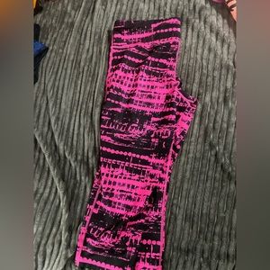 Ideology size L large. Women’s athletic long capris. Hot pink and black